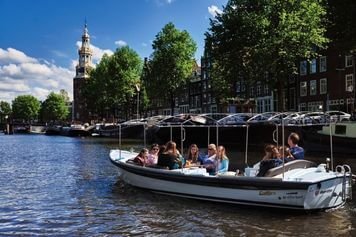 Tours feature 1 hour canal tour