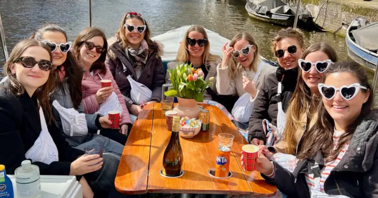 Blog How to find an intimate and personable boat tour in Amsterdam